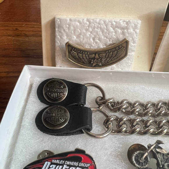 Harley Davidson Lot of Pins, Keychain, and 2 Vest Straps - Picture 10 of 17